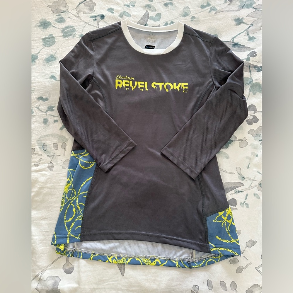Liv 3/4 sleeve biking jersey. Women’s medium. Excellent condition.